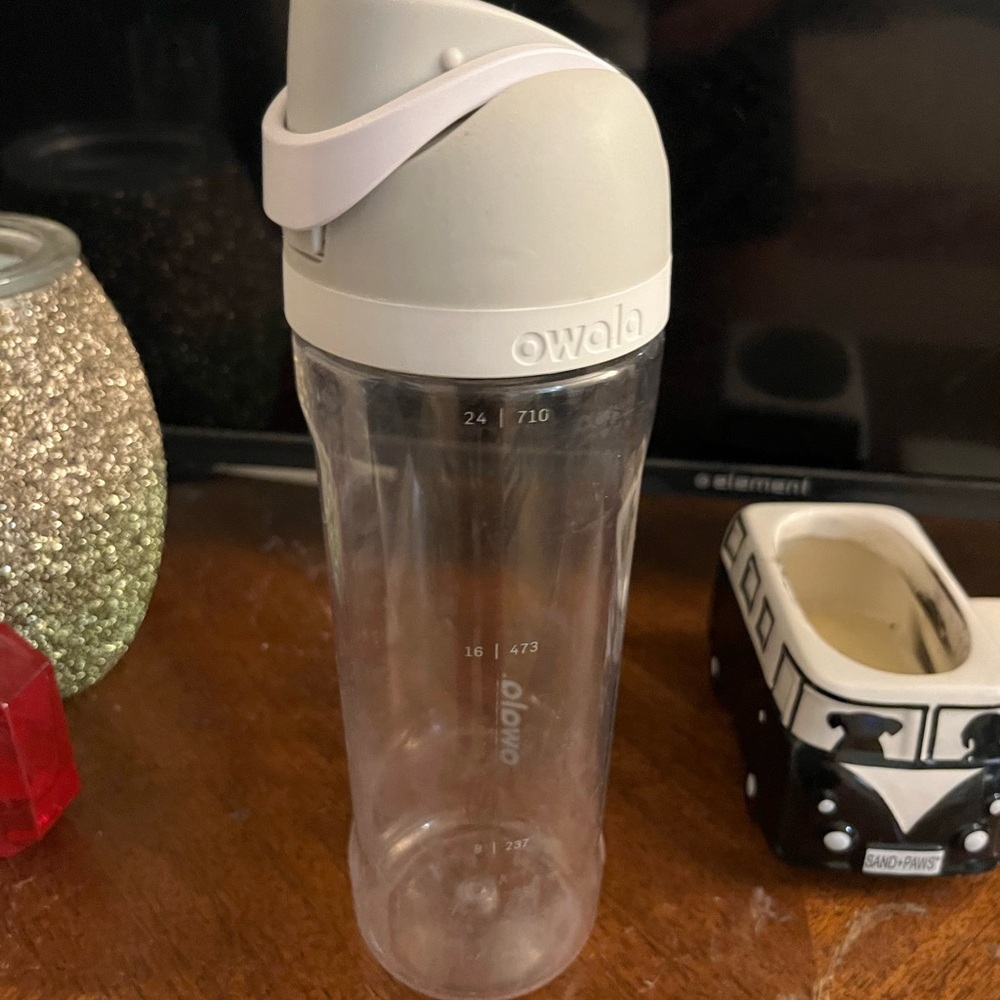 24 oz clear plastic Owala water bottle